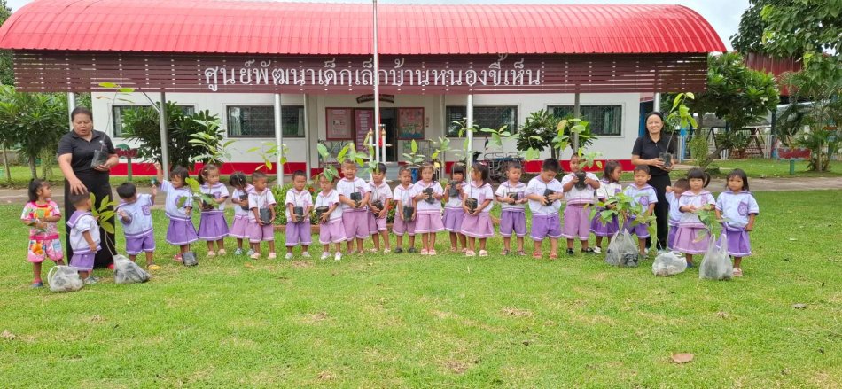 ปลูกต้นไม้ (ต้นยางนา) บริเวณศูนย์พัฒนาเด็กเล็กบ้านหนองขี้เห็น