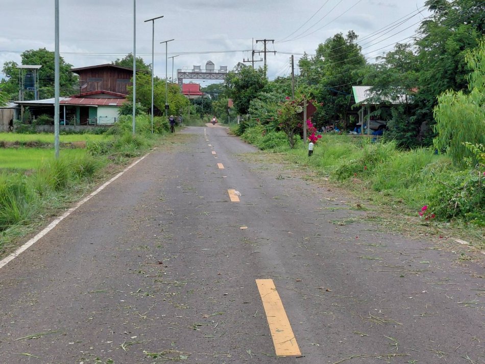 ตัดต้นไม้ ตัดเเต่งกิ่งไม้  ตัดหญ้า ทำความสะอาดรอบสถานที่ท่องเที่ยวปราสาทบ้านเบญจ์