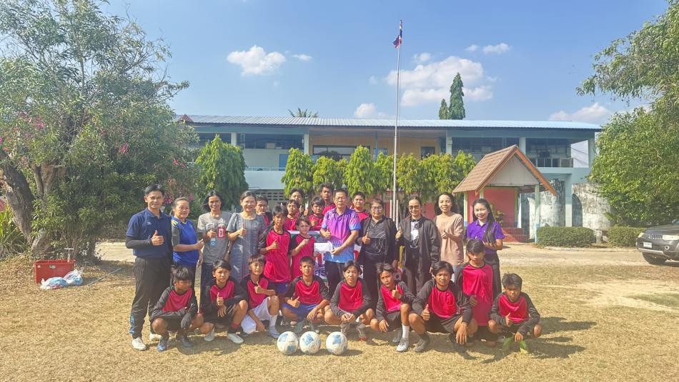  ร่วมให้กำลังใจเยาวชนโรงเรียนบ้านหนองอ้ม ในการฝึกทักษะการเล่นกีฬาฟุตบอล