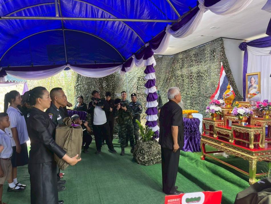 ต้อนรับ นายลลิต ถนอมสิงห์ กรรมการและรองเลขาธิการมูลนิธิชัยพัฒนา และร่วมพิธีพระราชทานฯ พร้อมด้วยหม่อมราชวงศ์เพ็ญศิริ จักรพันธ์ ผู้อำนวยการสำนักกิจการพิเศษ มูลนิลนิธิชัยพัฒนา